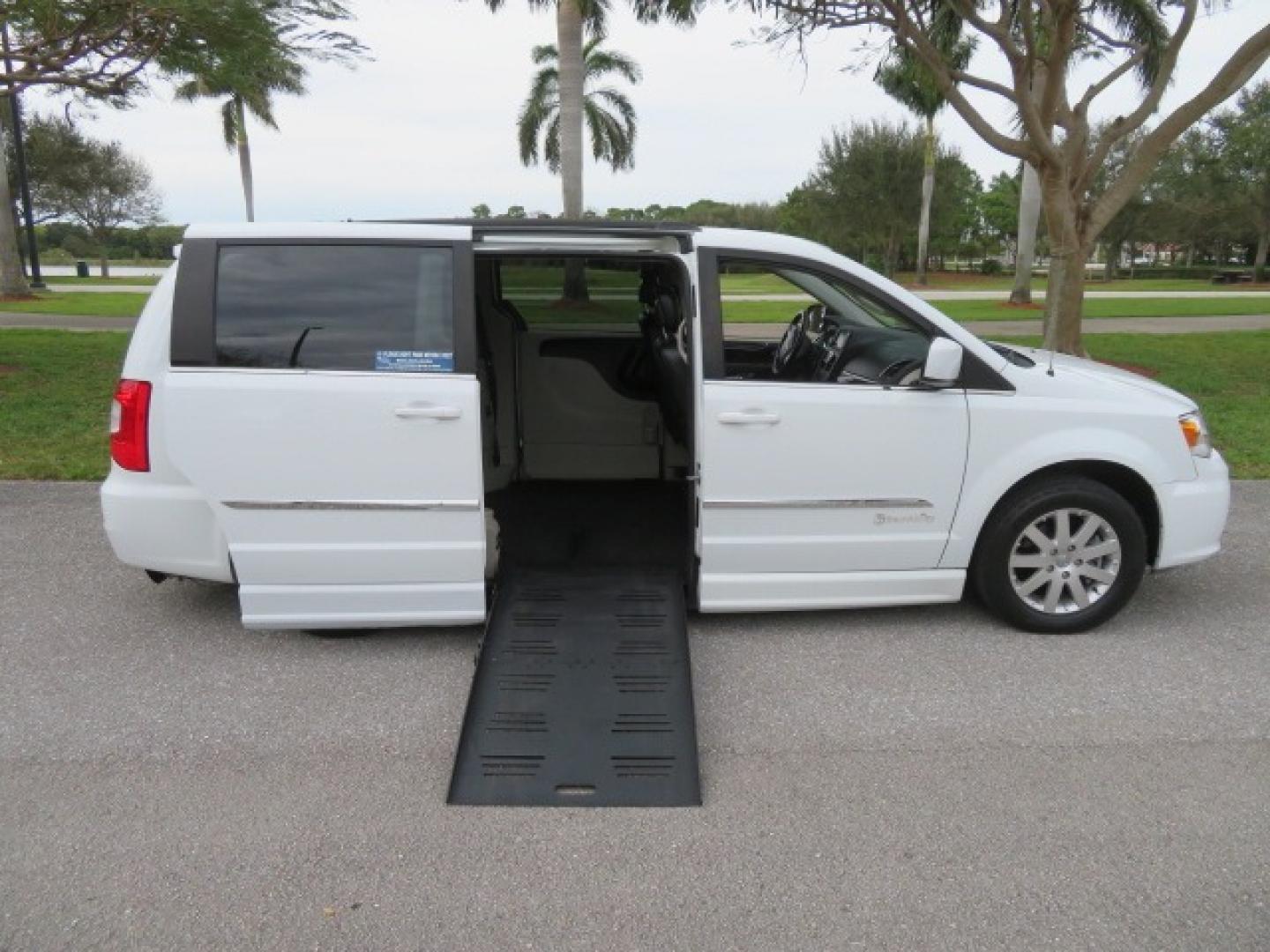 2014 White /Black Chrysler Town & Country (2C4RC1BG4ER) , located at 4301 Oak Circle #19, Boca Raton, FL, 33431, (954) 561-2499, 26.388861, -80.084038 - Photo#37